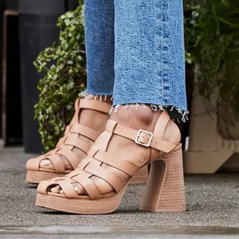 Crown Vintage Farlie platform leather strappy fisherman sandals. Size 9.